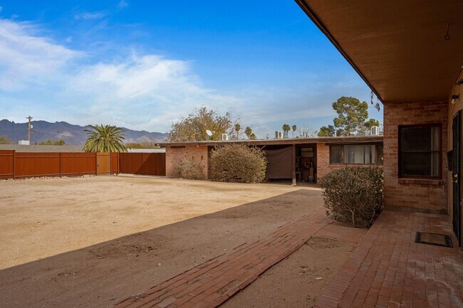 Photo - 2230 E Spring St Unidad 1