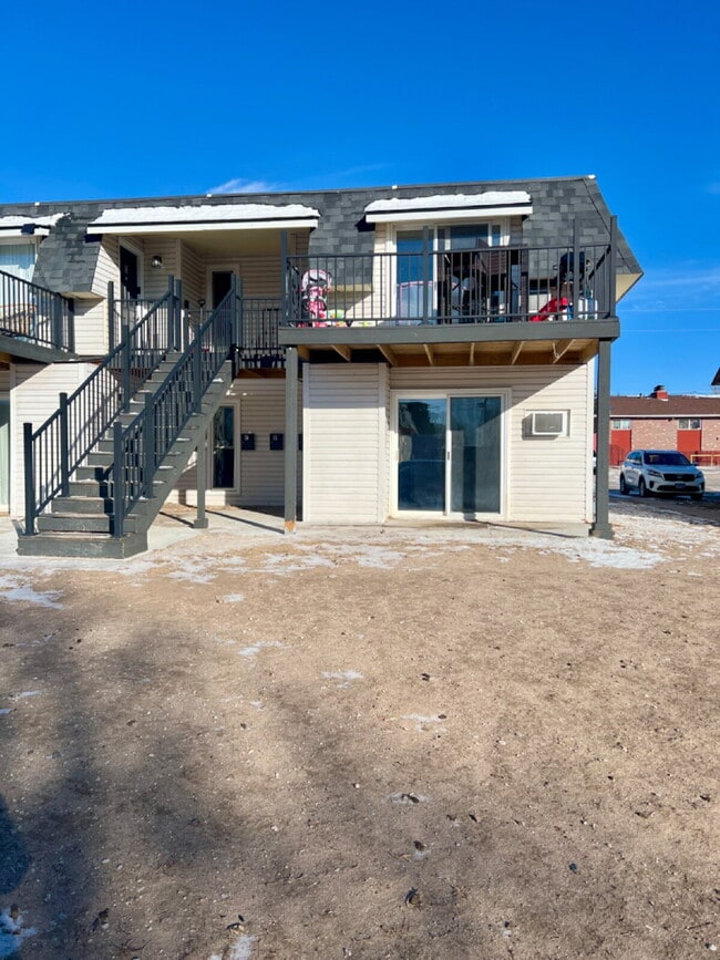 Building Photo - Conveniently located updated 2 bedroom! Unit B