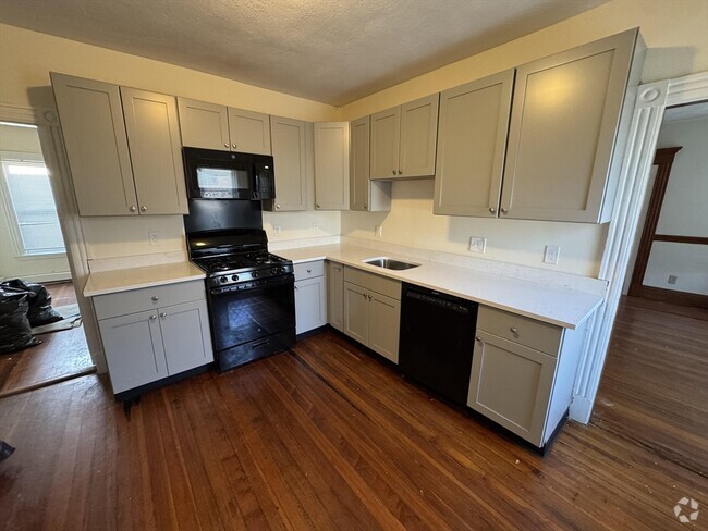 Building Photo - 139 Cottage St Unit 3 Rental