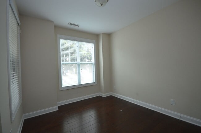 Photo - 542 Finnbar Dr
