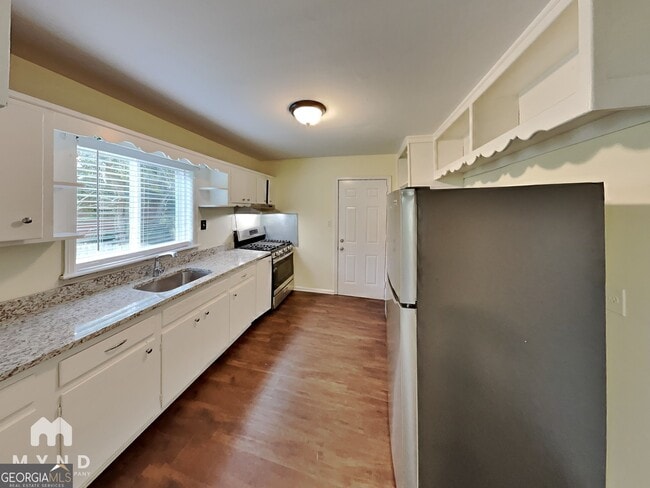 Photo - 742 Quaker St SW