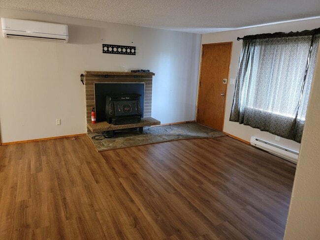 Photo - NE Tacoma "Retro" Rambler home - 3 bedroom plus den with 1 bathroom, 2 car garage, AC units - Ava...