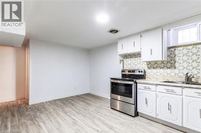 Photo - 404 Queenston Rd
