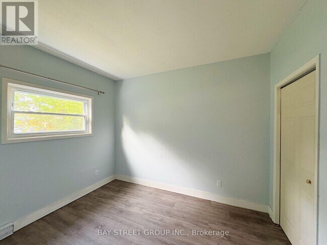 Photo - 70 Courtwright St