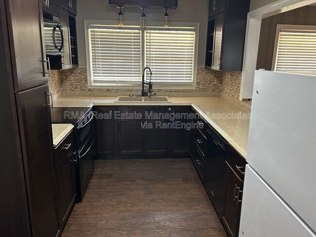 Photo - 1133 E College St