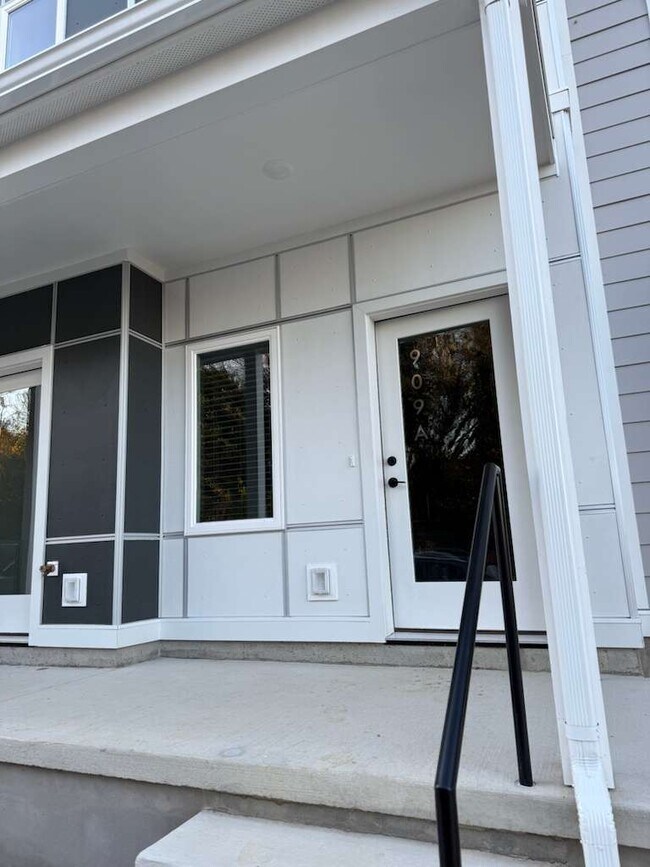 Photo - 909 Bainbridge St Unit A