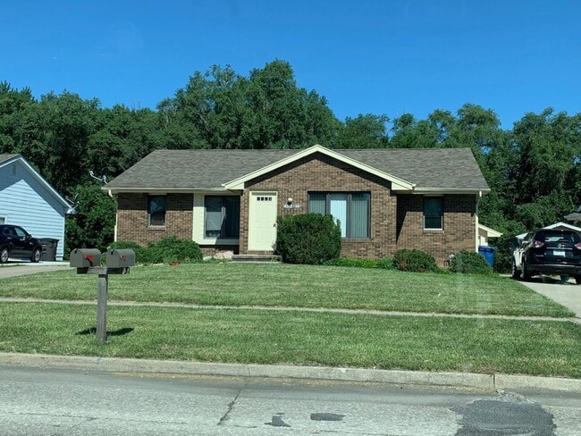 Building Photo - Updated 2BR/1BA duplex with office in partially finished basement, detached garage and across fro...