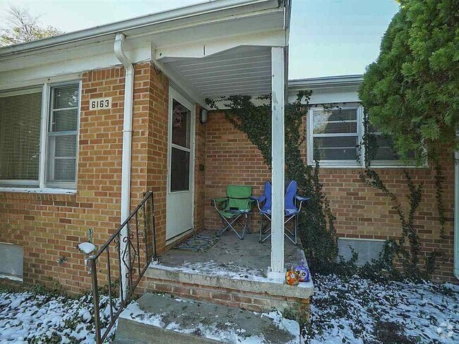 Building Photo - Updated 2 bedroom, 1 bathroom duplex with ... Rental