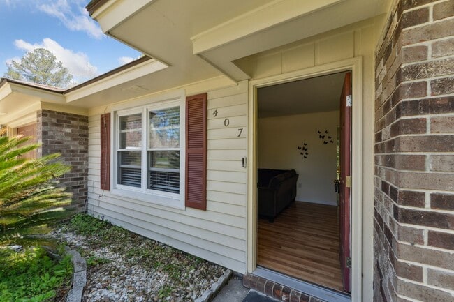 Photo - AVAILABLE NOW! (Pet Friendly)