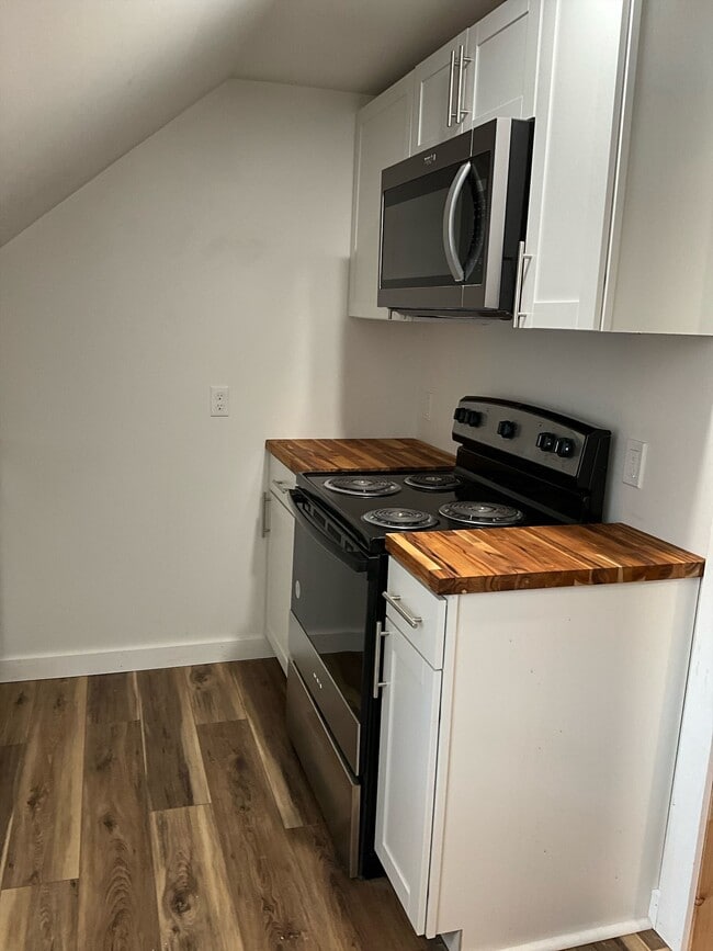 Building Photo - 8 Woodland Ct