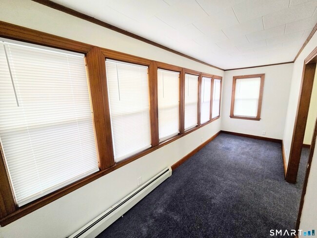 Photo - 387 Putnam Pike