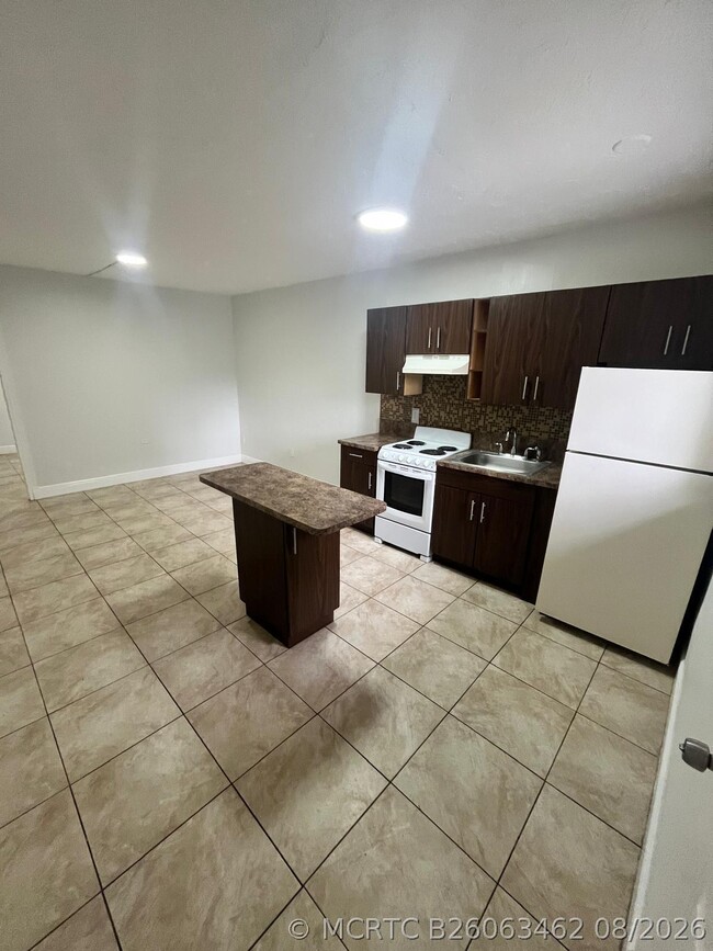 Building Photo - 18257 NW 23rd Ave Unit 1