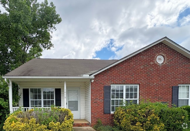 Building Photo - This spacious 2-bedroom, 2-bathroom duplex Rental