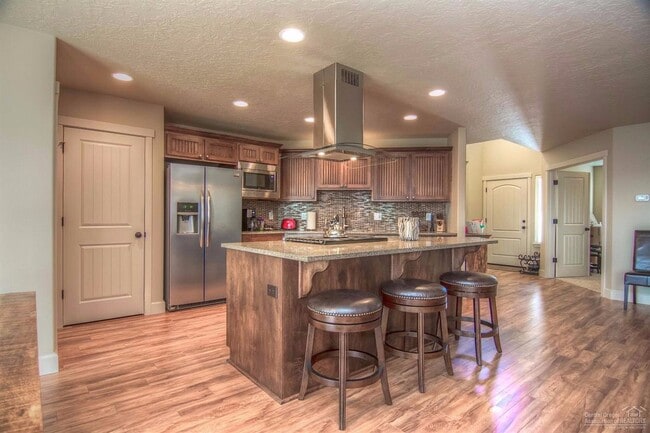 Photo - Gorgeous 4-bedroom single level unfurnished Terrebonne Home with Mountain Views!