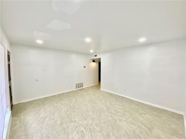 Building Photo - 6910 Hart Ln Unit 403 Rental