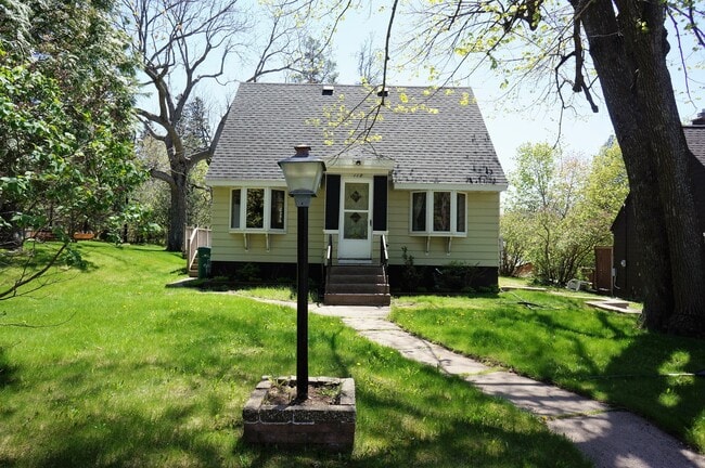 Building Photo - AVAILABLE JUNE -4 Bed, 2 Bath Home with Garage!