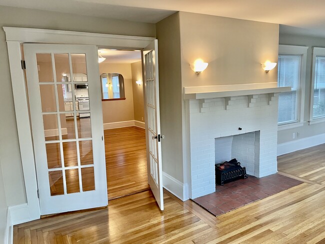 Building Photo - 19 E Manning St Unit First Floor Rental