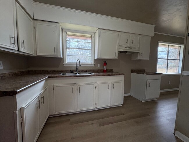 Photo - Very nice 3 bedroom/1&1/2 bathroom