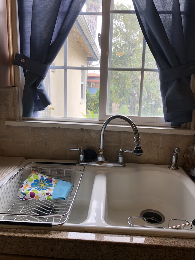 kitchen with bay windows - 3829 Wade St Unidad 3829