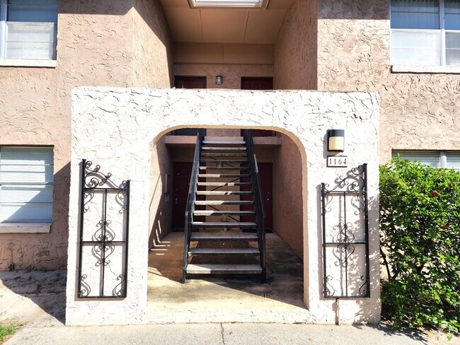 Building Photo - Charming 2nd Floor Condo Unit; Screened-In...