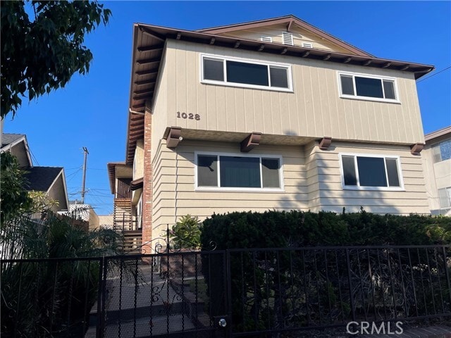 Building Photo - 1028 W 8th St Unit 4