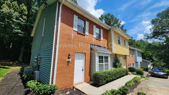 Building Photo - 2320 Highpoint Rd