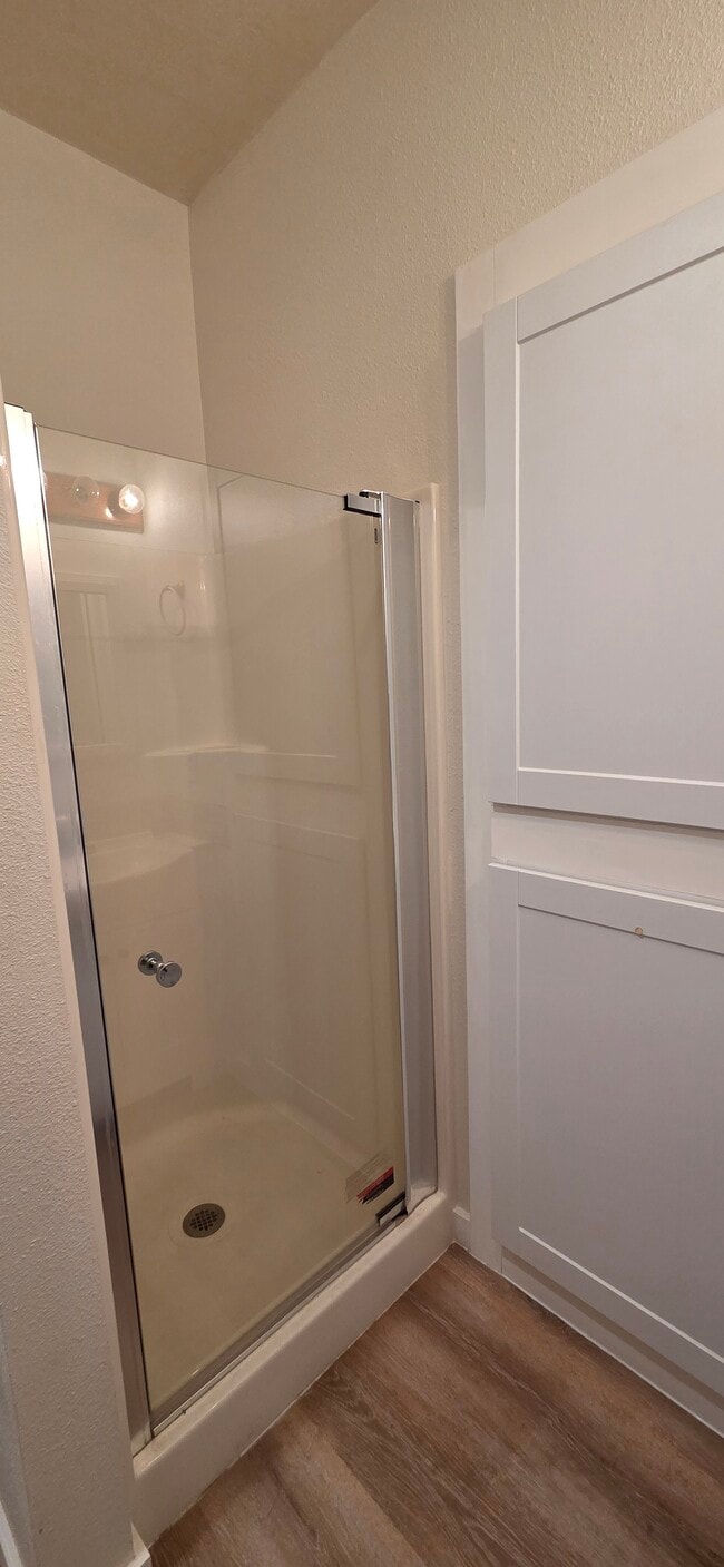 Ducha - 301 Walnut Ln