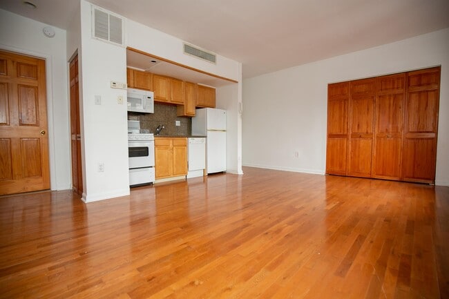 Building Photo - 1814 Spruce St Unit 4R