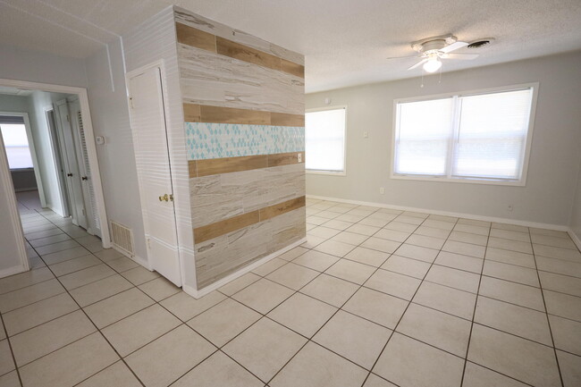 Photo - 127 Loizos Dr NW