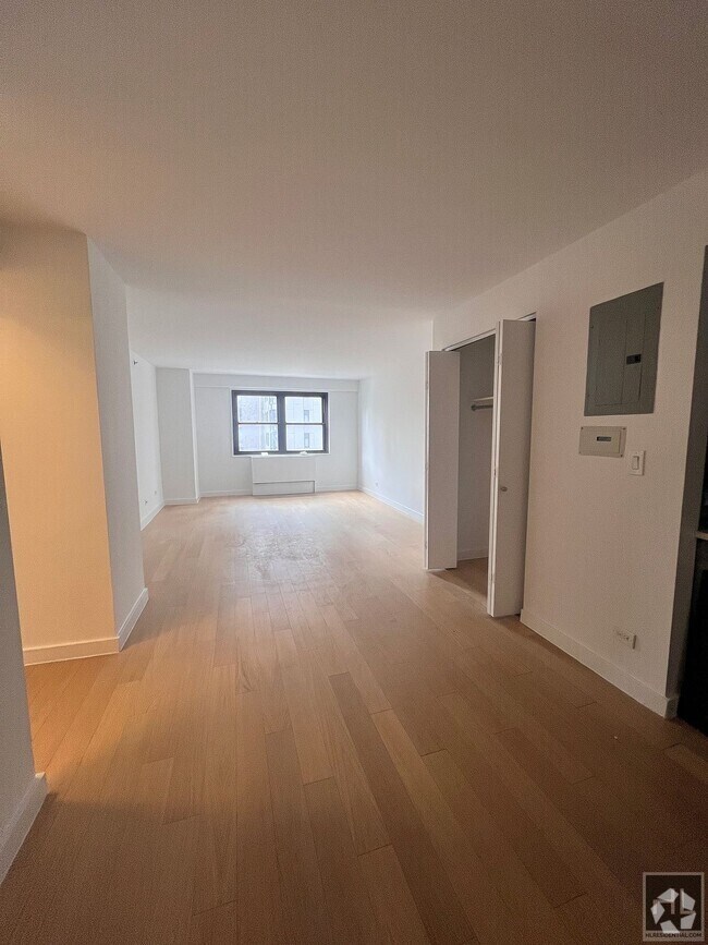 Building Photo - East 39th Street Unit 17B Rental