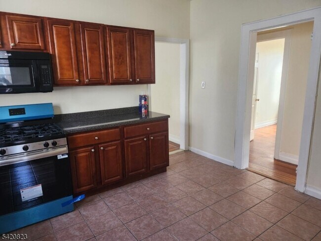 Photo - 313 Leslie St