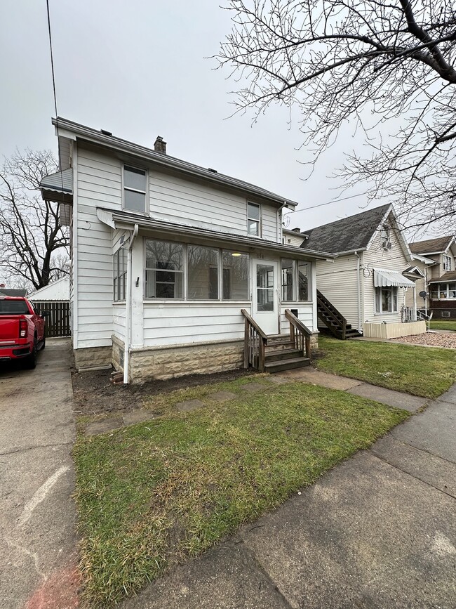 Front of House & Driveway - 154 W Plumer St