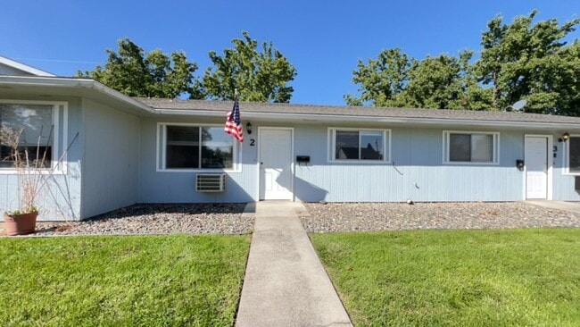 Building Photo - Cozy, Completely Remodeled, One Bedroom Ap... Unit 2 Rental
