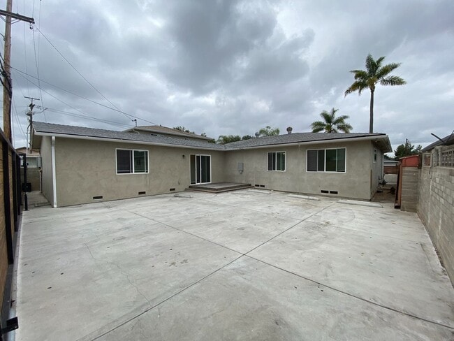 Photo - Huge Bedrooms, lots of Parking, closest to campus!