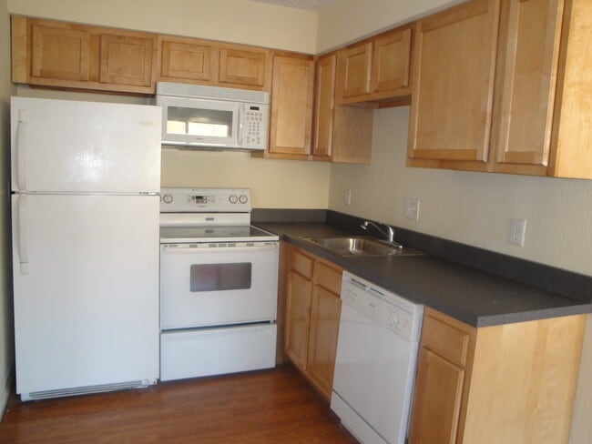 545-563 Lowell Avenue 1Br - Kitchen