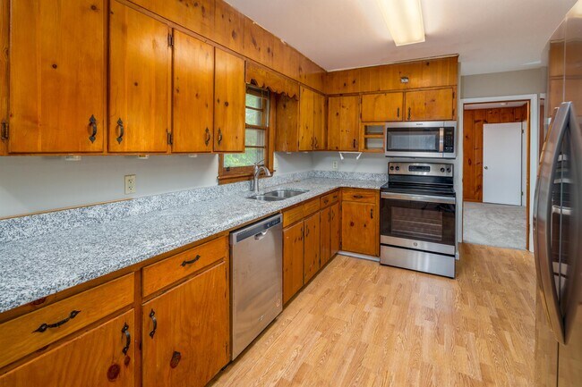 Photo - 2004 Rosewood Dr NW