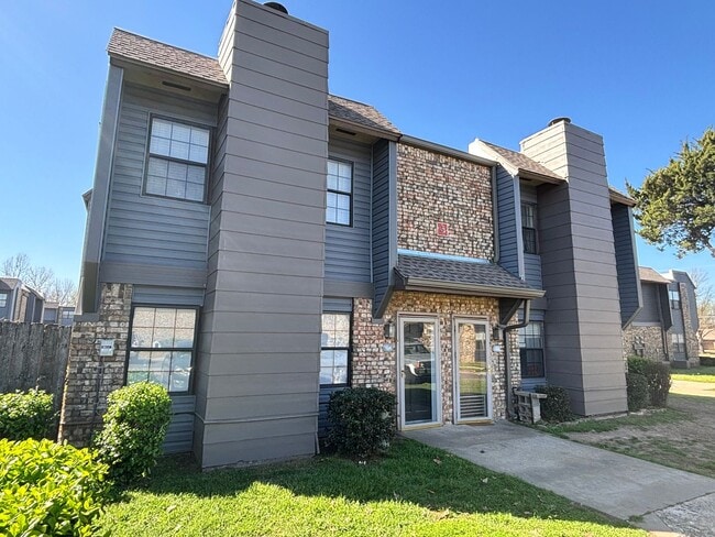 Building Photo - 2 Bedroom 1.5 Bathroom Townhouse in Norman with granite countertops and central heat and air Unit #134