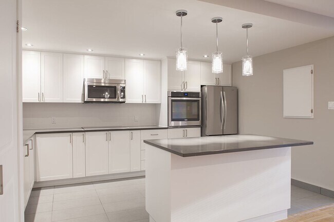 Building Photo - 3468 Rue Drummond Unit 705