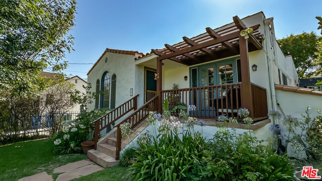 Photo - 3037 St George St