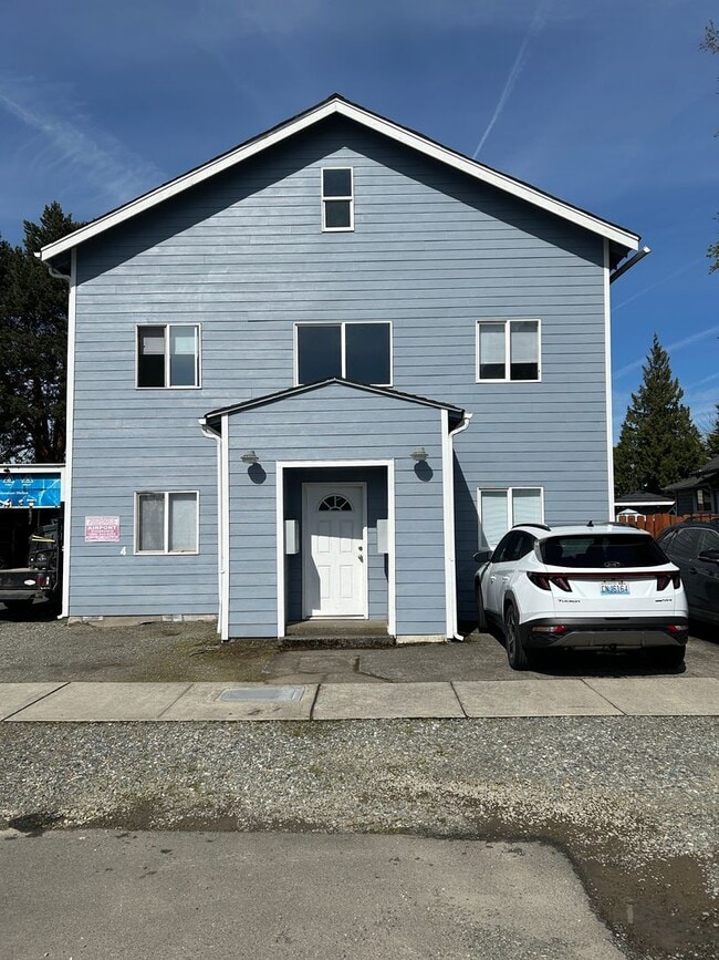 Building Photo - Renovated Ground Floor 1 BD/ 1 BA! Unit 4 Rental