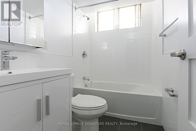 Photo - 525 Eglinton Ave E Unit 900