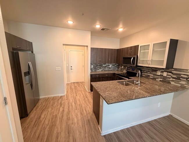 Photo - Spacious 3 Bedroom, 2.5 Bath Phoenix Townhome with *New Floors* + *NEW* Paint!