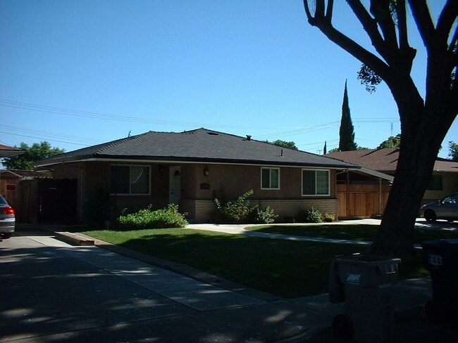 Building Photo - 3 Bed 2 Bath Home with Swimming Pool in Desirable Presidential Neighborhood!