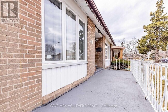 44 Strathavon Dr