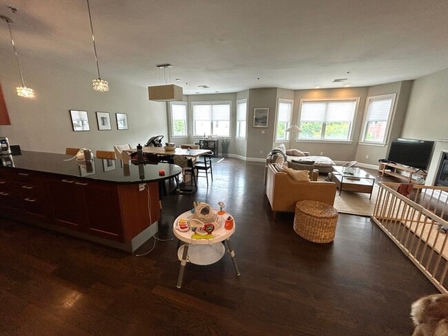 Building Photo - 81 Boylston St Unit 3