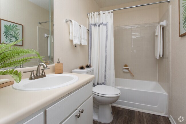 2BR, 2BA - 1090SF