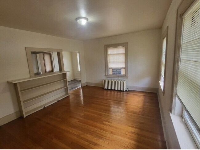 Unit 5: Livingroom - 114 N 32nd Ave Omaha..All Utilities Included