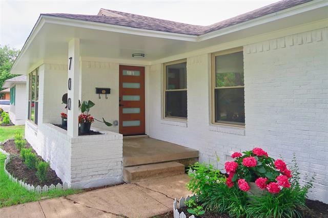 Photo - 700 Dumont Dr