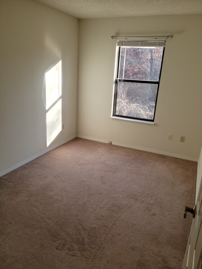 segundo dormitorio - 632 Westwood Dr S Unidad D