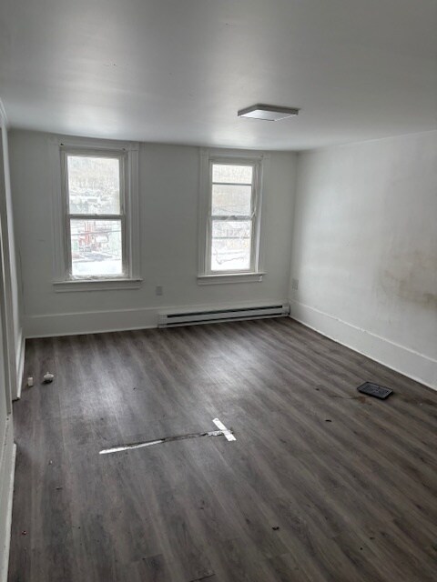 Dormitorio Frente con baño - 105 W Ridge St